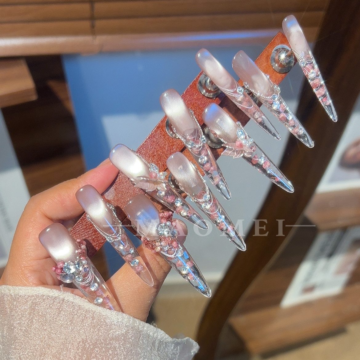 Gorgeous and vibrant — High-End Press On Nails product photo 1